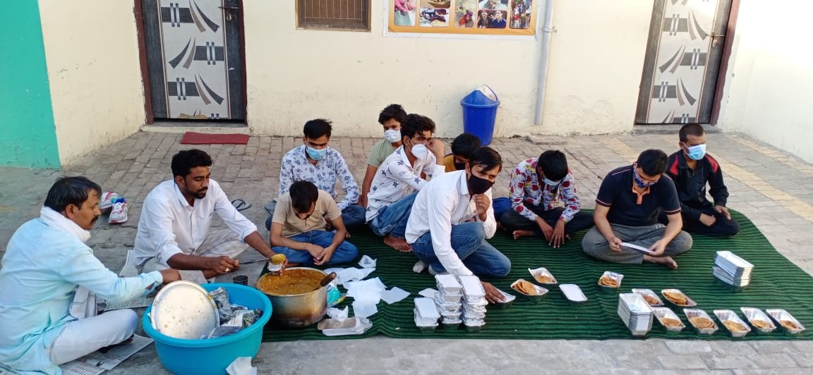 shree shyam jan kaluan seva providing food to needy (2)