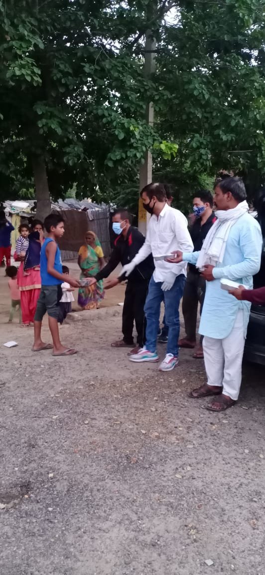 shree shyam jan kaluan seva providing food to needy (5)