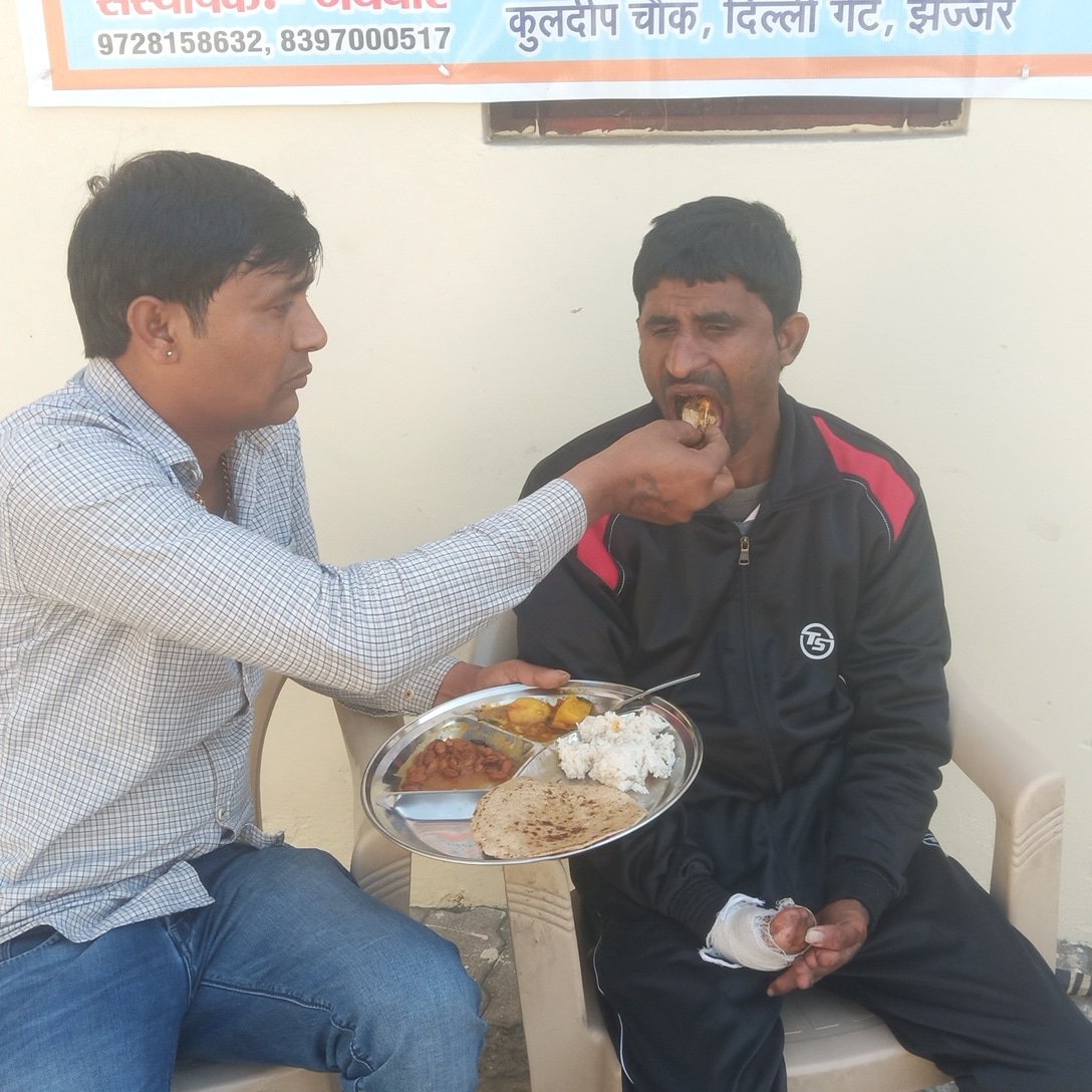 shree shyam jan kalyan seva founder making food by own for needy (1)