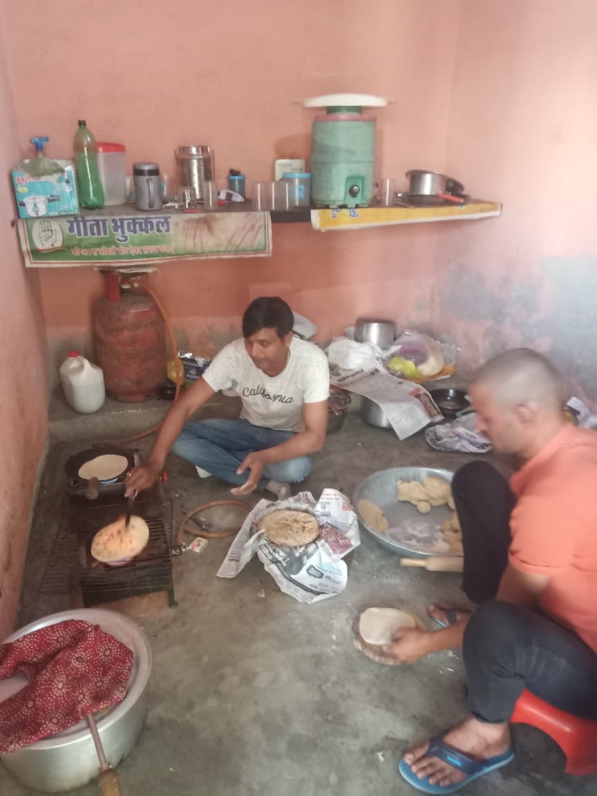 shree shyam jan kalyan seva founder making food by own for needy (2)