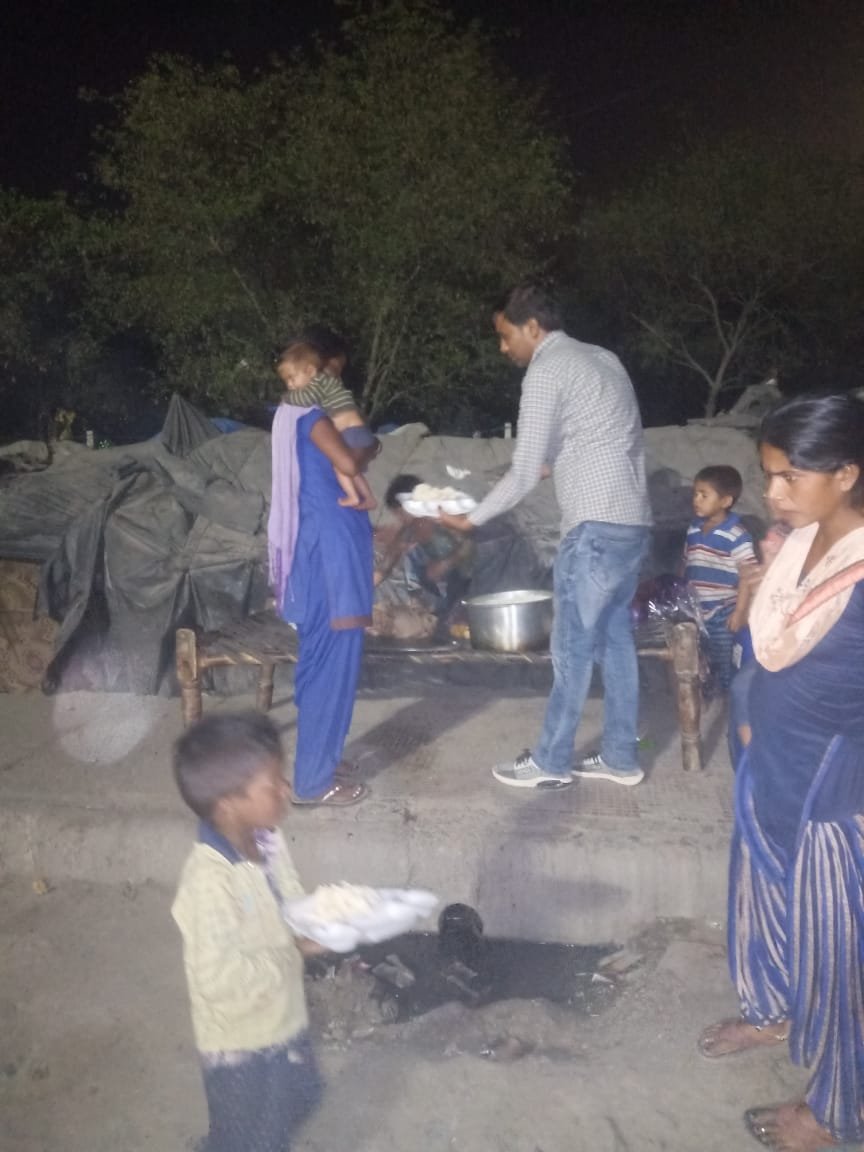 shree shyam jan kalyan seva founder making food by own for needy (3)