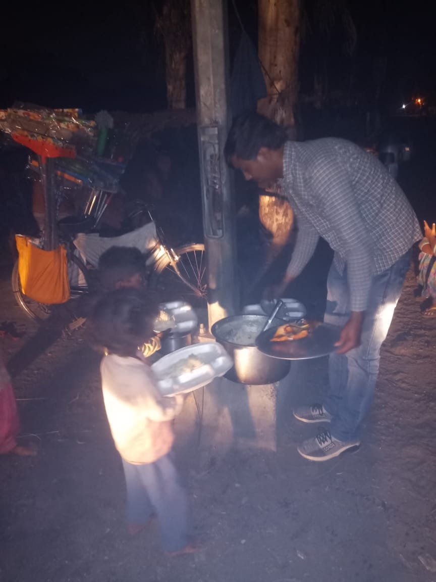 shree shyam jan kalyan seva founder making food by own for needy (5)