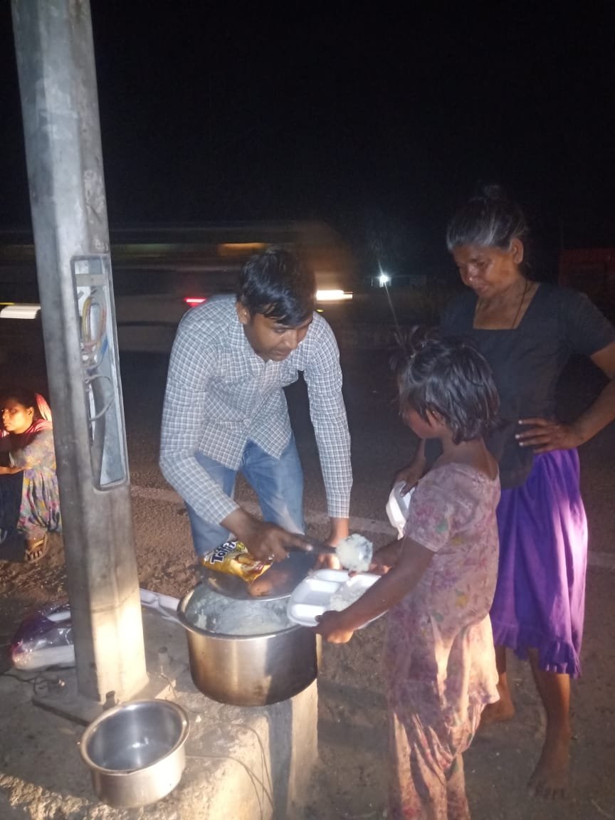 shree shyam jan kalyan seva founder making food by own for needy (8)