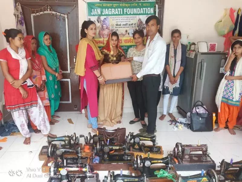 shree shyam jan seva providing food and clothes and sewing machines (7)