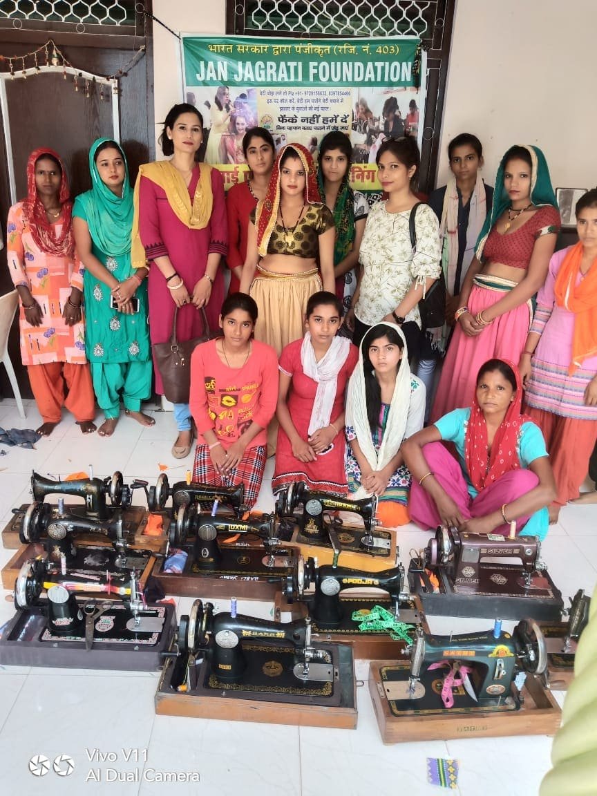 shree shyam jan seva providing food and clothes and sewing machines (8)