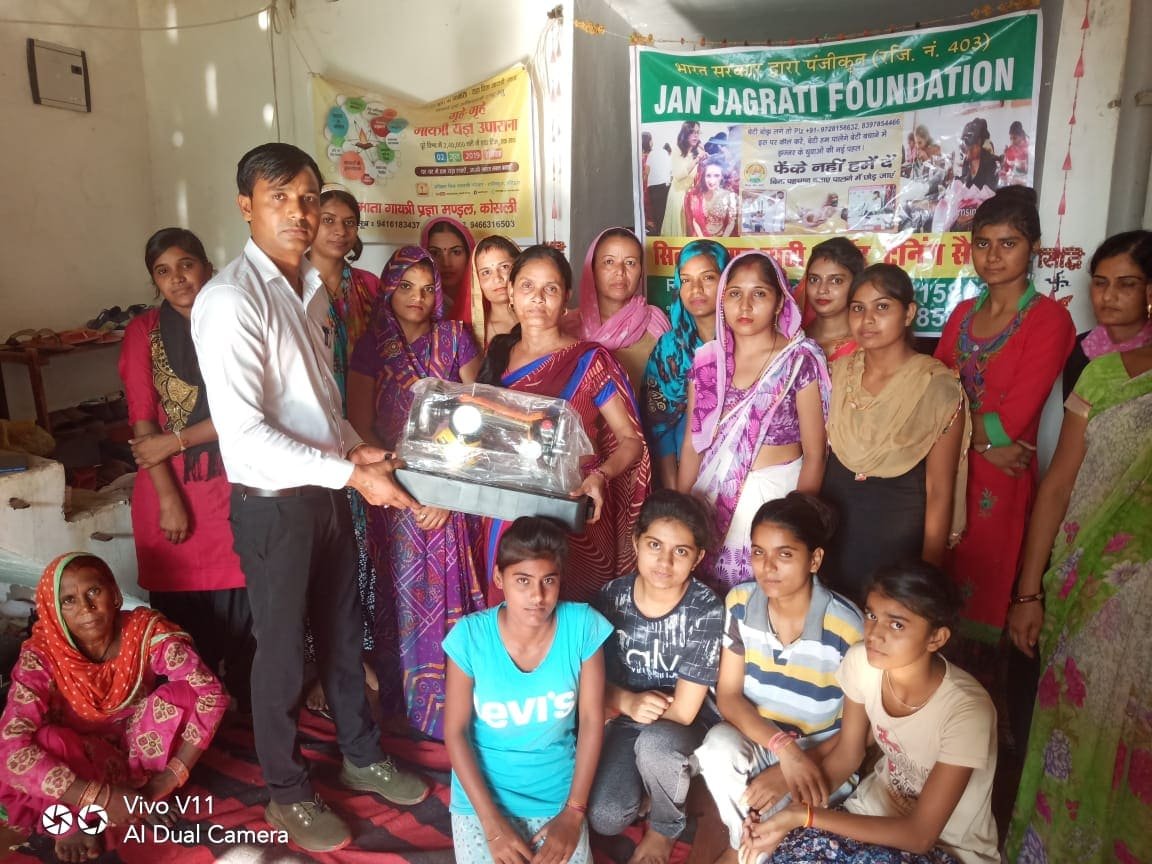 shree shyam jan seva providing food and clothes and sewing machines (9)